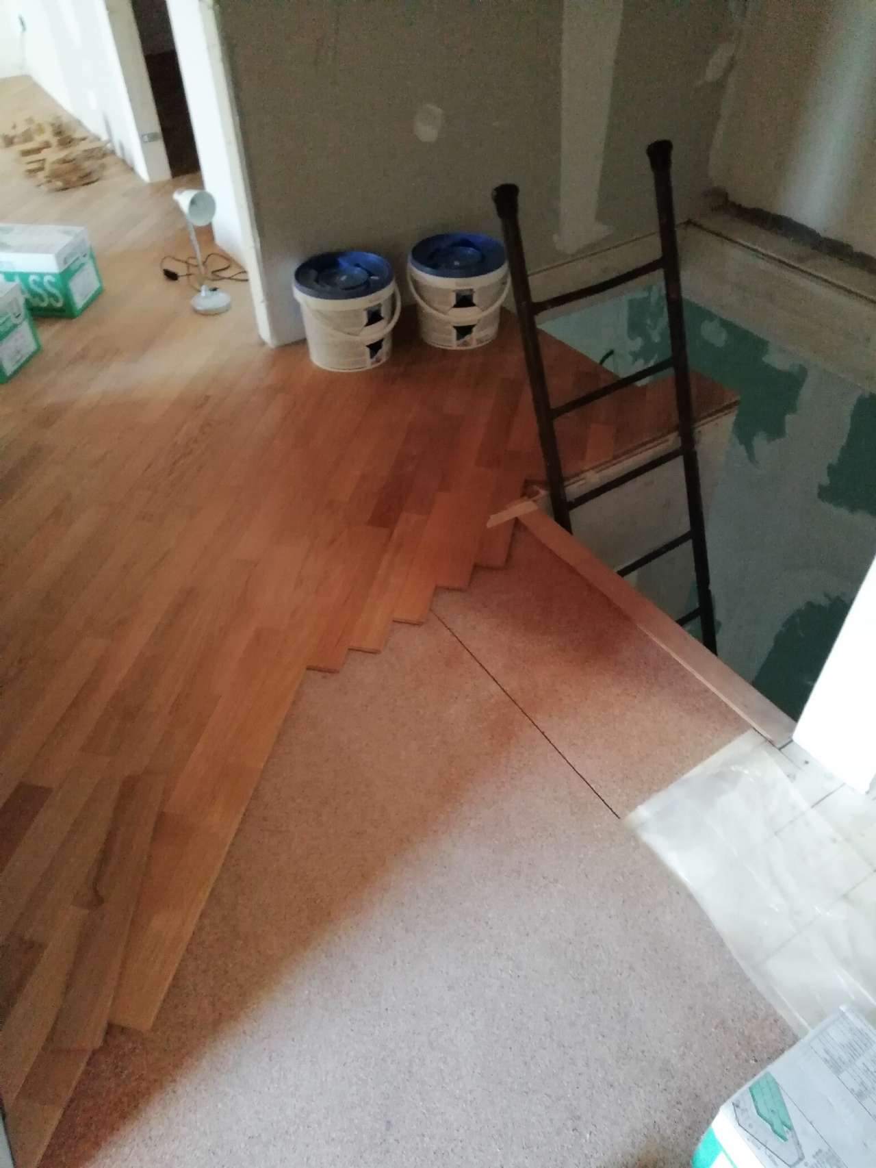 parquet con sottofondo in sughero per insonorizzazione solaio